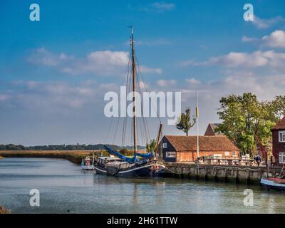 Dies sind die Lastkähne auf dem Fluss Alde in der Nähe der Snape Maltings für das Braubier mit Transport nach Aldeburgh an der Küste von Suffolk Stockfoto