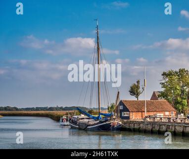 Dies sind die Lastkähne auf dem Fluss Alde in der Nähe der Snape Maltings für das Braubier mit Transport nach Aldeburgh an der Küste von Suffolk Stockfoto