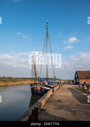 Dies sind die Lastkähne auf dem Fluss Alde in der Nähe der Snape Maltings für das Braubier mit Transport nach Aldeburgh an der Küste von Suffolk Stockfoto