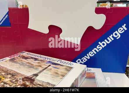 Viersen, Deutschland - Juni 9. 2021: Blick auf den Stand von ravensburger Puzzle im deutschen Spielwarenladen Stockfoto