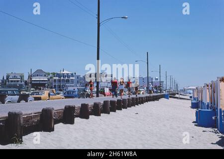 Strand Richtung Promenade und Skyline, Cape May, New Jersey; Ca. 1978. Stockfoto