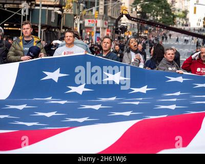 11. November 2021, n, New York, USA: Nachdem sie 2020 aufgrund der Pandemie abgesagt wurde, marschierte die Veterans Day Parade mit Bands, Militärdisplays, Politikanen und Militäreinheiten in einer weißen Rot- und Blautönen auf die Fifth Ave. Die jährliche Veranstaltung zu Ehren unserer Veteranen. (Bild: © Milo Hess/ZUMA Press Wire) Stockfoto