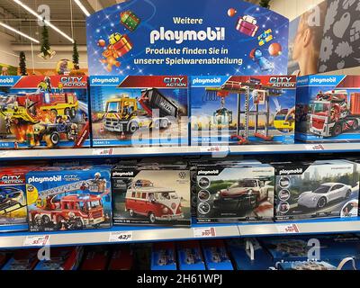 Viersen, Deutschland - Juni 9. 2021: Blick auf Stand mit Spielzeugboxen von playmobil im deutschen Laden Stockfoto