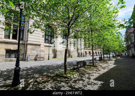 Bukarest, Rumänien - 6. Mai 2021: Alte Gebäude mit Bars und Restaurants in der French Street (Strada Franceza) im historischen Zentrum (Centrul Vechi) Stockfoto