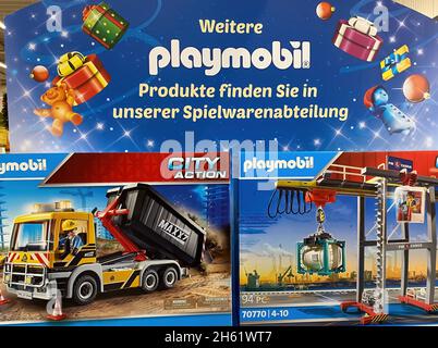 Viersen, Deutschland - Juni 9. 2021: Blick auf Stand mit Spielzeugboxen von playmobil im deutschen Laden Stockfoto