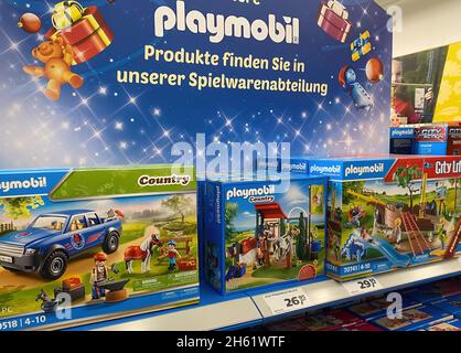 Viersen, Deutschland - Juni 9. 2021: Blick auf Stand mit Spielzeugboxen von playmobil im deutschen Laden Stockfoto