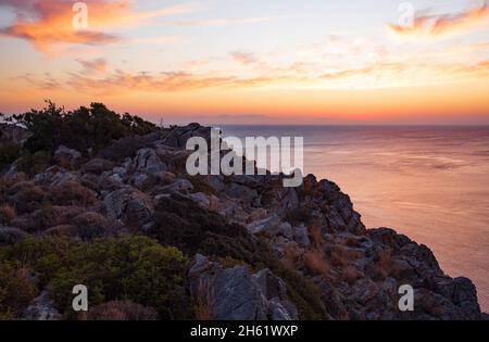 Schöner Sonnenaufgang in Faliraki Ostküste der Griechen, Anthony Quinn Bay, Rhodos, Griechenland Stockfoto