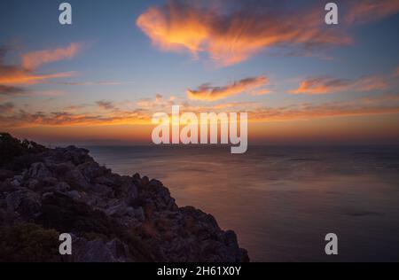 Schöner Sonnenaufgang in Faliraki Ostküste der Griechen, Anthony Quinn Bay, Rhodos, Griechenland Stockfoto