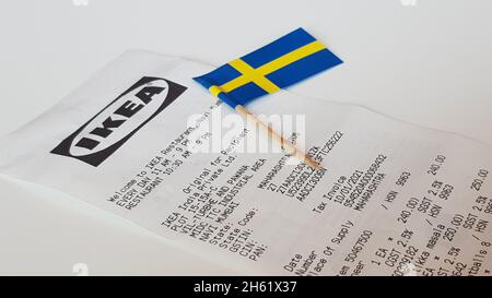 Mumbai, Maharashtra, Indien, 11 2021. Januar: Mumbai Ikea Restaurant Rechnung zusammen mit einer schwedischen Flagge auf einem Zahn Pick. Stockfoto