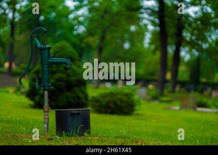 Handpumpe auf einem öffentlichen Friedhof, selektive Schärfe, schönes Bokeh Stockfoto