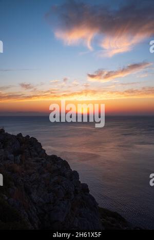 Schöner Sonnenaufgang in Faliraki Ostküste der Griechen, Anthony Quinn Bay, Rhodos, Griechenland Stockfoto