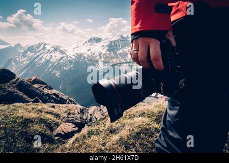Fotograf in den felsigen Bergen Stockfoto