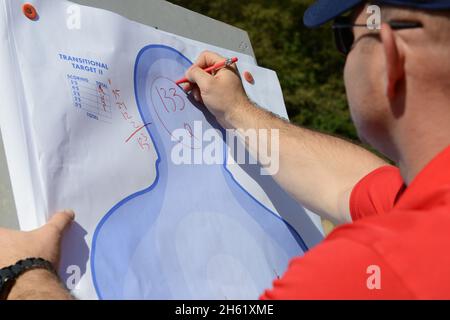 Der Kleinoffizier der Küstenwache der 1. Klasse erzielt ein Ziel, das sich im Waffenbereich in Fort Meade, MD, qualifiziert hat., 15. September 2013. Stockfoto