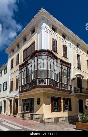 casa moncada mit typischem gebogenem Erkerfenster, Boinder, auf der carrer hannover, mahon, mao, menorca, spanien, europa Stockfoto