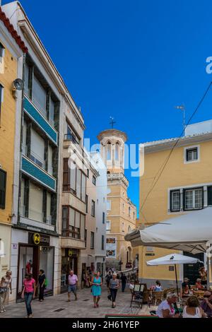 Gasse mit Straßencafés, hinter der Kirche Església de santa maria, placa de la Constitució, Altstadt, mahon, Maó, menorca, balearen, spanien, europa Stockfoto