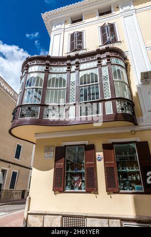 casa moncada mit typischem gebogenem Erkerfenster, Boinder, auf der carrer hannover, mahon, mao, menorca, spanien, europa Stockfoto