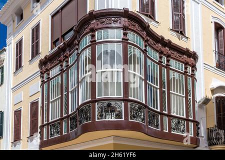 casa moncada mit typischem gebogenem Erkerfenster, Boinder, auf der carrer hannover, mahon, mao, menorca, spanien, europa Stockfoto