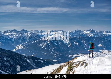 percha, Südtirol, provinz bozen, italien. Der Bergsteiger auf dem Gipfel des schönbichl in der rieserferner-Gruppe bewundert das Panorama in Richtung Dolomiten Stockfoto