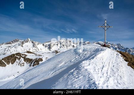 percha, Südtirol, provinz bozen, italien. Das Gipfelkreuz auf schönbichl in der rieserfernegruppe Stockfoto