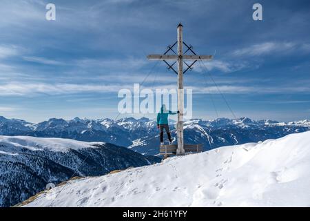 percha, Südtirol, provinz bozen, italien. Das Gipfelkreuz auf schönbichl in der rieserfernegruppe Stockfoto