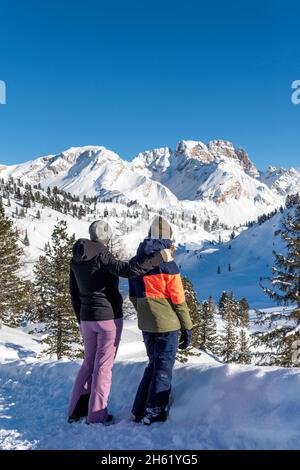 fodara vedla,st. Vigil,dolomiten,Südtirol,bozen Provinz,italien. Wanderer bewundern das Bergpanorama von fodara vedla mit Blick auf die hohe gaisl Stockfoto