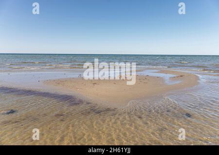 Am ostseestrand in laboe, deutschland, ist der Himmel im Frühling klar. Stockfoto