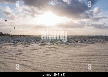 Windiges Wetter für Kitesurfer am strand von stein, kieler Förde, deutschland. Stockfoto