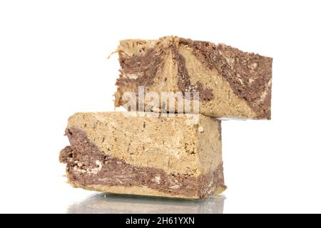 Süße Halva-Stücke mit Schokolade, Nahaufnahme, isoliert auf Weiß. Stockfoto