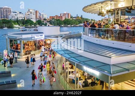 Brisbane Australien, Brisbane River CBD, City Skyline Gebäude, Eagle Street Pier, Riverside Centre Restaurant am Abend am Wasser Stockfoto