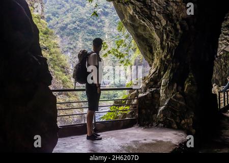 Touristen in Felsformationen in taroko Schlucht Nationalpark Stockfoto