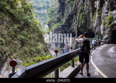 Touristen in Felsformationen in taroko Schlucht Nationalpark Stockfoto