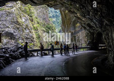 Touristen in Felsformationen in taroko Schlucht Nationalpark Stockfoto