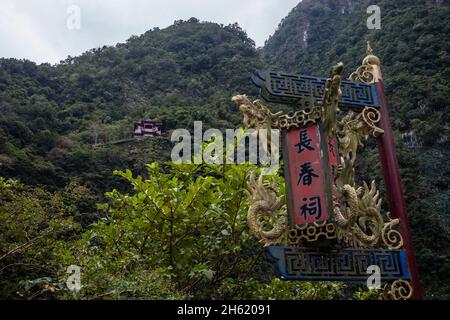 Tempel auf dem felsigen Hang im nationalpark taroko-Schlucht Stockfoto