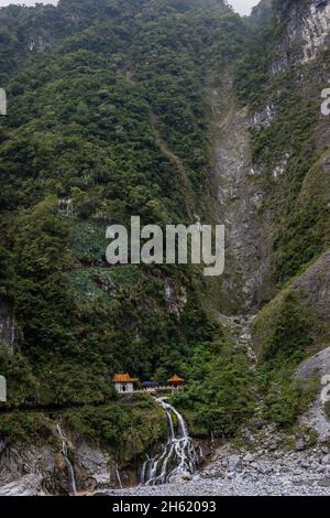 Tempel auf dem felsigen Hang im nationalpark taroko-Schlucht Stockfoto