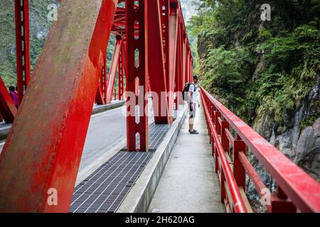 Rote Brücke im nationalpark taroko Schlucht Stockfoto