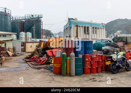 Fässer und Gasflaschen, Hafen in heping, Nord-taiwan Stockfoto