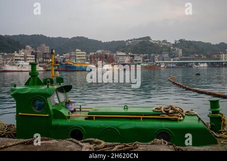 Grüner Abschleppwagen im Hafen von heping, Nord-taiwan Stockfoto