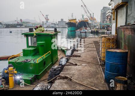 Grüner Abschleppwagen im Hafen von heping, Nord-taiwan Stockfoto