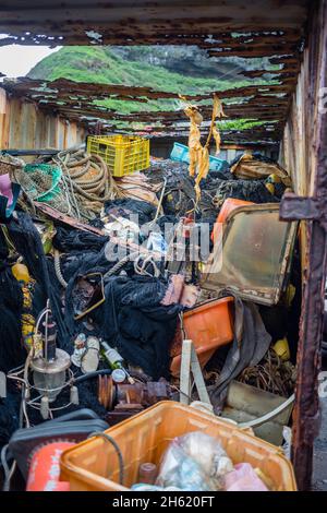 Rostiger Behälter mit Müll und Müll im Hafen von heping Stockfoto