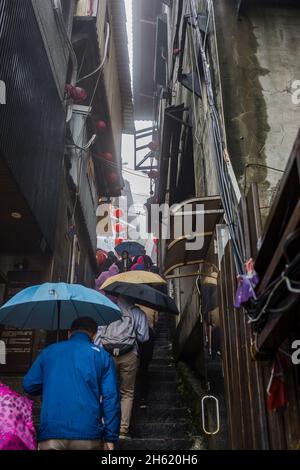 Regen und chinesische Laternen in der alten Straße von jiufen, einem historischen Bergdorf mit engen Gassen Stockfoto