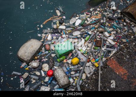 Meeresverschmutzung im Hafen von heping Stockfoto