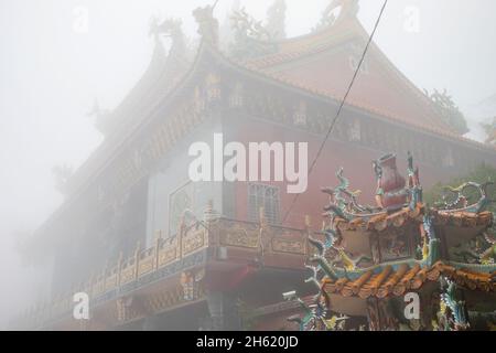 Tempel im Nebel, jiufen alte Straße, historisches Bergdorf mit engen Gassen Stockfoto