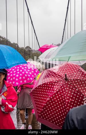 Touristen im Regen, im Pingxi-Viertel, in New taipei, in taiwan, am oberen Ende des keelung-Flusses Stockfoto