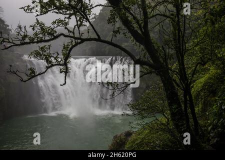 shifen da pubu, taiwans breitester Wasserfall, pingxi-Viertel, New taipei, taiwan, am oberen Flusslauf des keelung Stockfoto