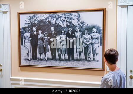 Boston Massachusetts, South Boston, JFK, John F. Kennedy Presidential Library & Museum, Ausstellung Junge aussehende Familie historisches Porträt im Inneren Stockfoto