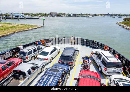 Ocracoke Island Outer Banks North Carolina, Fährhafen ankommende Autos Fahrzeuge Stockfoto