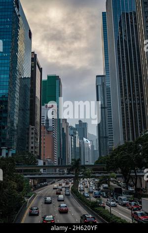 Städtische Schlucht und Verkehr in hongkong Stockfoto