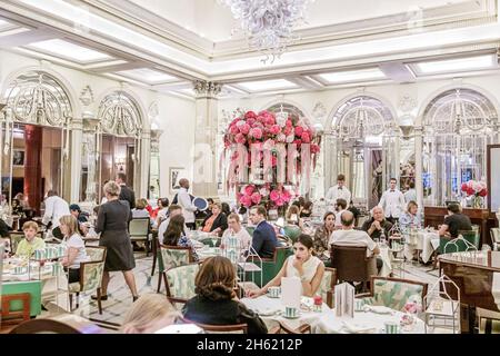 London England, Mayfair Claridge's Hotel, Inneneinrichtung, traditioneller Nachmittagstee, Foyer und Leseraum, Restaurant, Esstische, Kellner, Bedienung Stockfoto