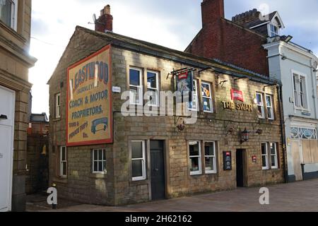 The Swan Pub, mit großem alten Werbespot an der Seitenwand, Burnley Stockfoto