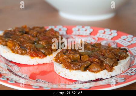 Gefülltes gemischtes Gemüse mit Tomatensauce auf glutenfreiem Toast in Orangenschale serviert Stockfoto